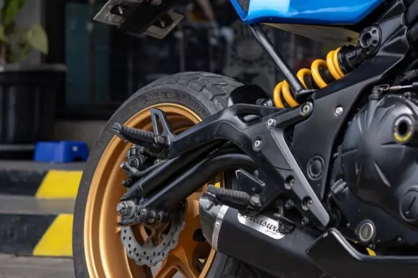 Kawasaki ER6-N 7