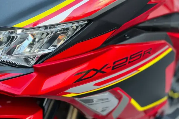 Kawasaki ZX-25R 2