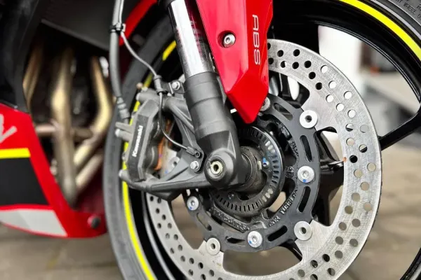 Kawasaki ZX-25R 3