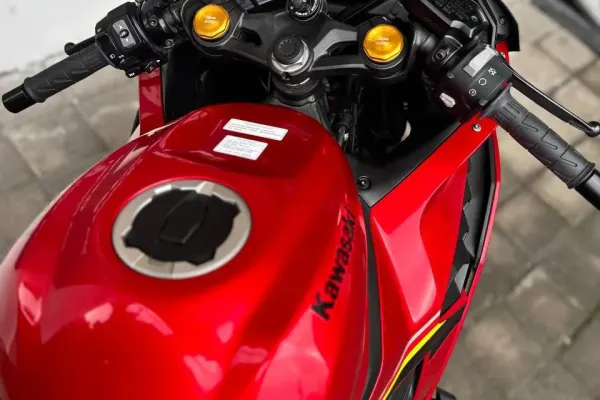 Kawasaki ZX-25R 5